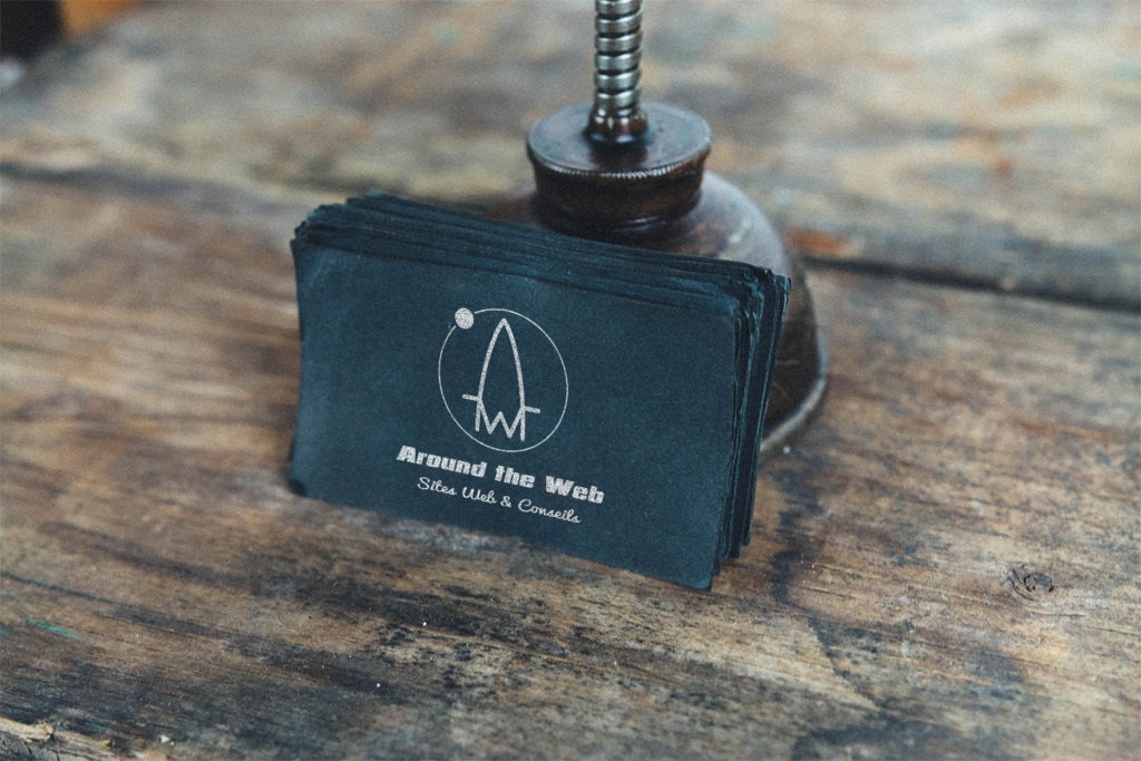 BusinessCard_Black_ATW_Blanc_presente_sur-Table_avec_Lampe